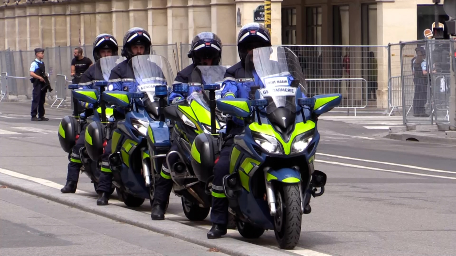 Varias motos de los policías desplegados en París