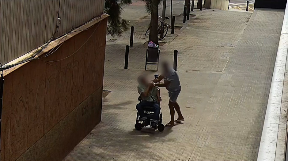 Dos detenidos por un robo violento a un hombre que iba en silla de ruedas en Cornellà