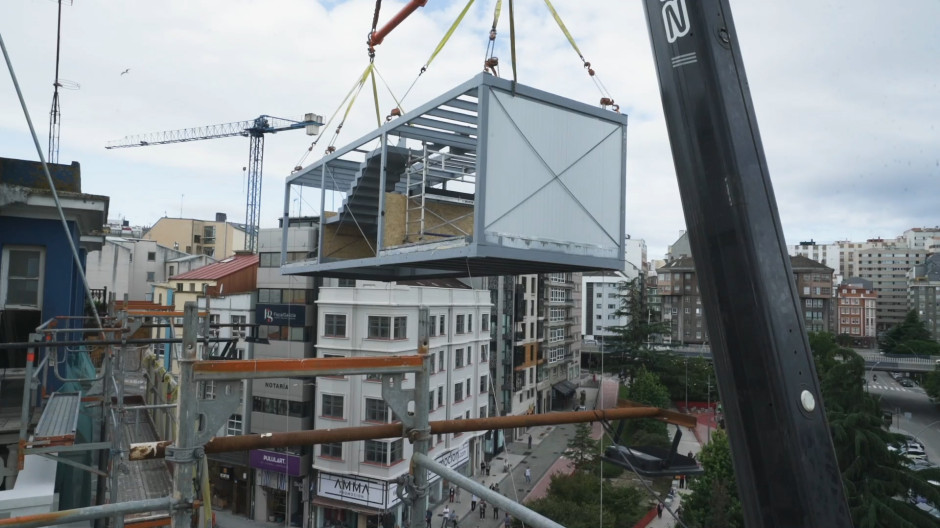 Colocación de un módulo sobre este edificio de La Coruña