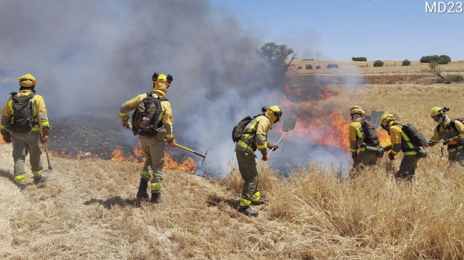 Bomberos en el incendio de Loeches