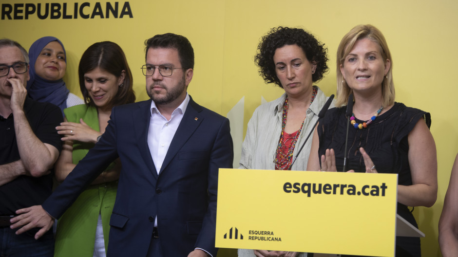 BARCELONA, 29/07/2024.- La portavoz de Esquerra Raquel Sans (d) junto a la secretaria general de Esquerra, Marta Rovira (2-d), el presidente de la Generalitat, Pere Aragonés (2-d), y la diputada Marta Vilalta (2-i) en la rueda de prensa tras la reunión qu