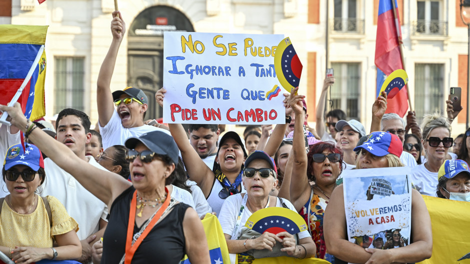 Miles de personas llenan la Puerta de Sol para clamar contra la dictadura de Maduro