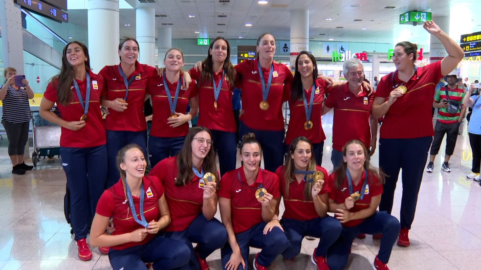 La selección femenina de waterpolo a su llegada a España