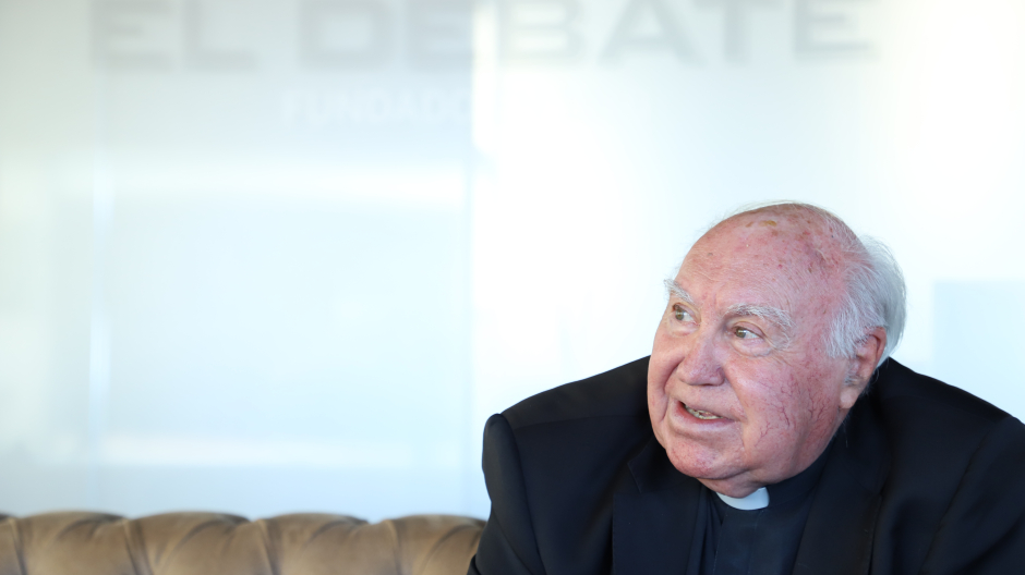 El sacerdote José Luis Alfaya, durante su visita a El Debate