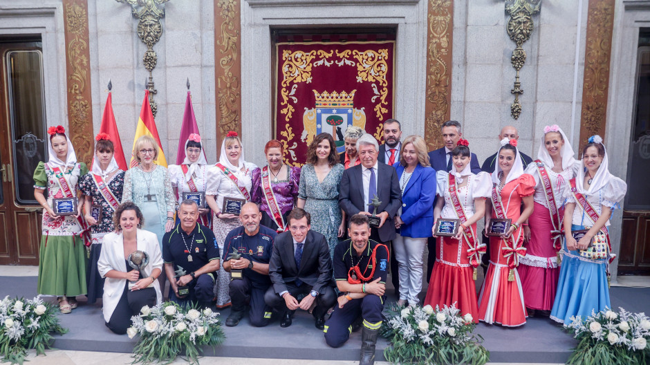 Ayuso y Almeida participan en la entrega de las Palomas de Bronce-Bomberos de Madrid