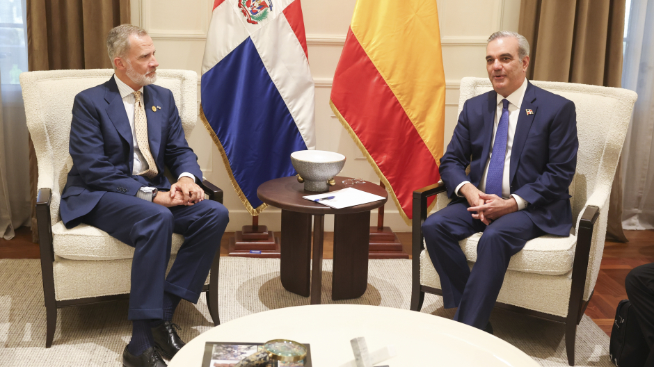 El rey de España, Felipe VI,  durante la reunión con Luis Abinader en su viaje a República Dominicana para asistir a la investidura presidencial.