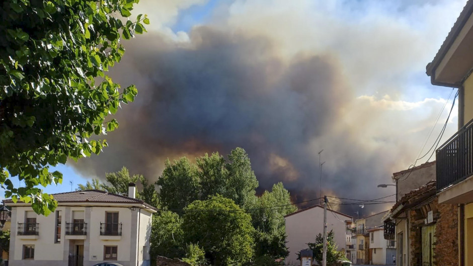 El incendio forestal en Trabazos (Zamora) se mantiene en Nivel 2 de peligrosidad y ha obligado a evacuar la localidad de Sejas de Aliste y a cortar la N-122