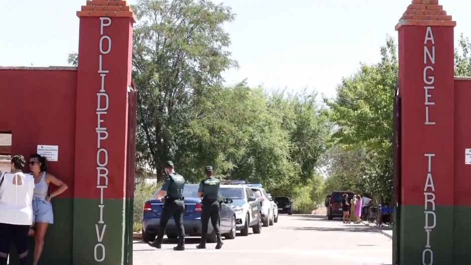 Unos agentes de la Guardia Civil hablan en la entrada al campo de fútbol de Mocejón