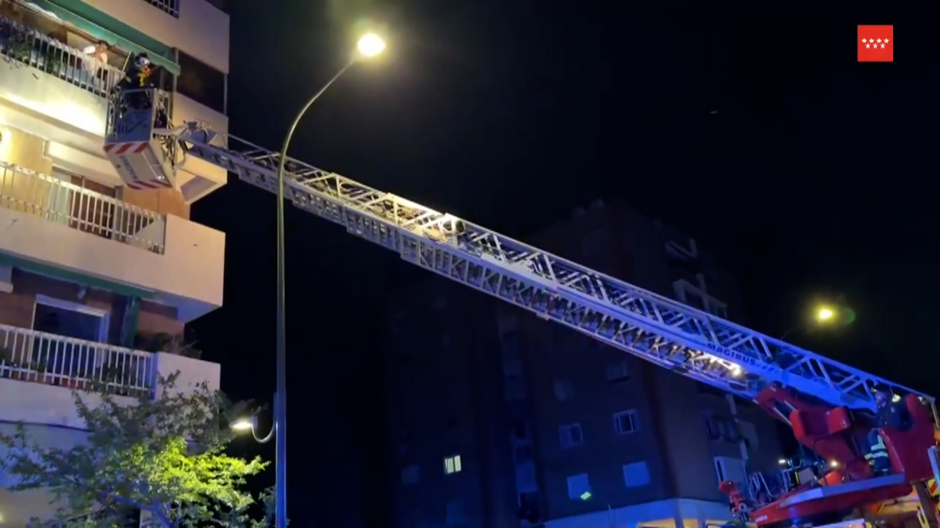 Grúa de bomberos con la que han tenido que acceder a las viviendas