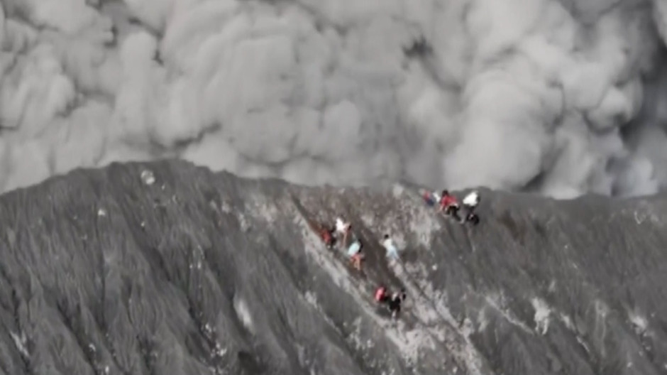 Así logró escapar un grupo de escaladores de la cima de un volcán que entró en erupción en Indonesia