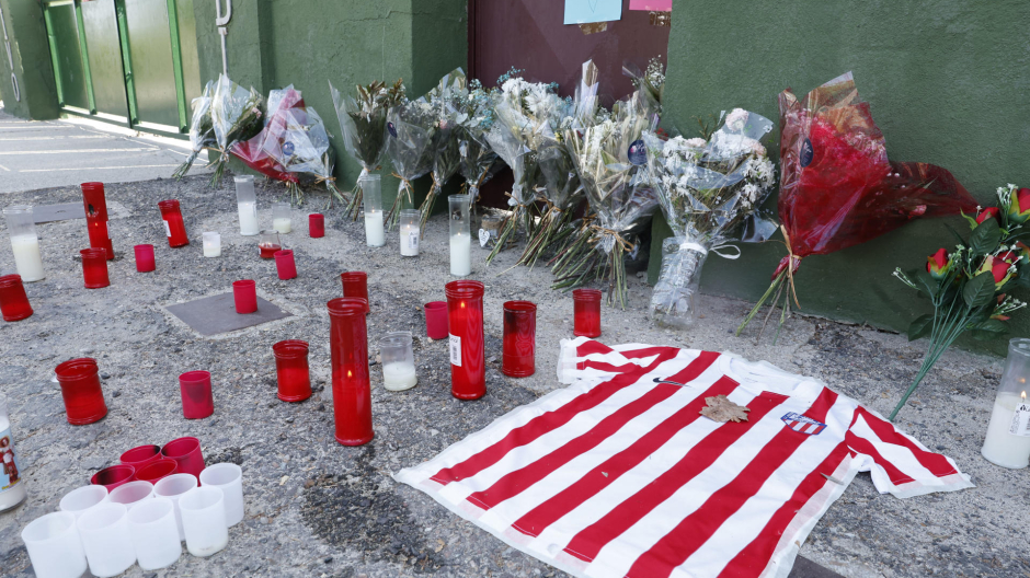 Un altar de flores y tarjetas se ha conformado en las puertas del polideportivo donde fue asesinado el pequeño Mateo