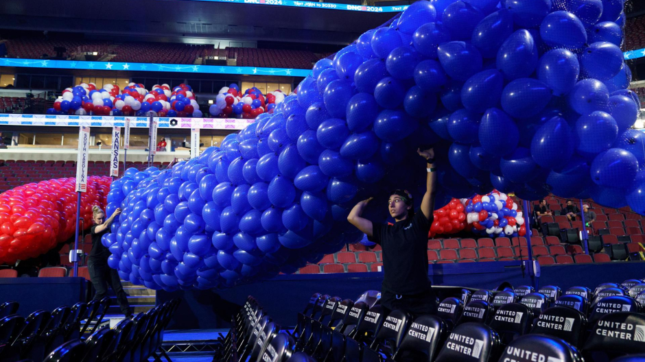 Unos trabajadores colocan globos dentro de la sede de la Convención Nacional Demócrata