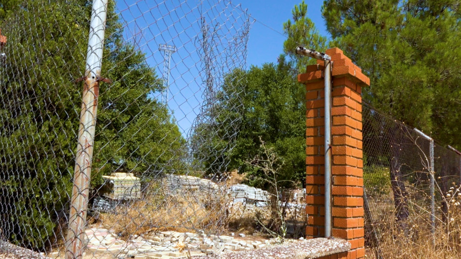 El agujero en la valla del polideportivo de Mocejón por el que se coló el asesino