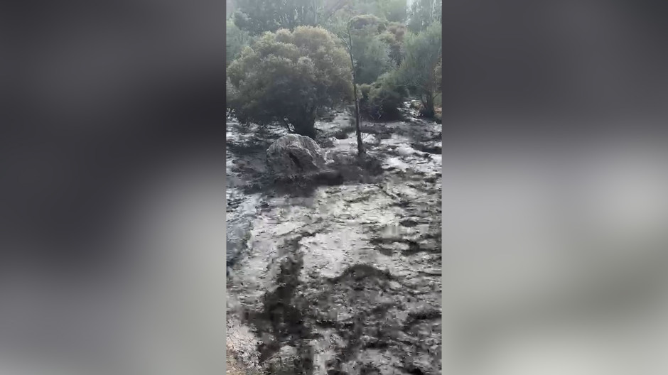 Desbordamiento del río Grande a su paso por uno de los puentes en Trevélez (Granada)