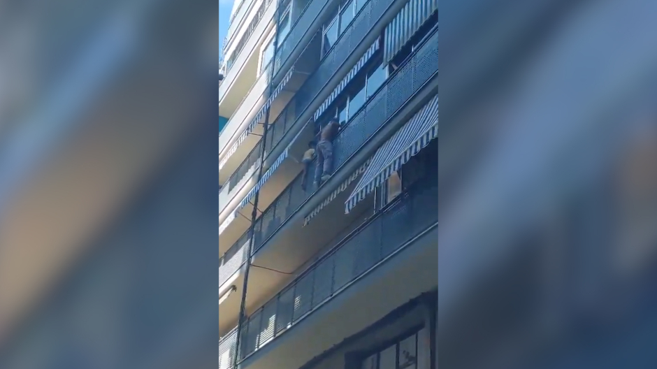 Rescate de un niño atrapado en un balcón en Alicante