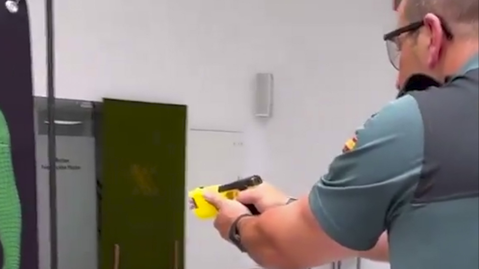 Un agente de la Guardia Civil usa una pistola taser