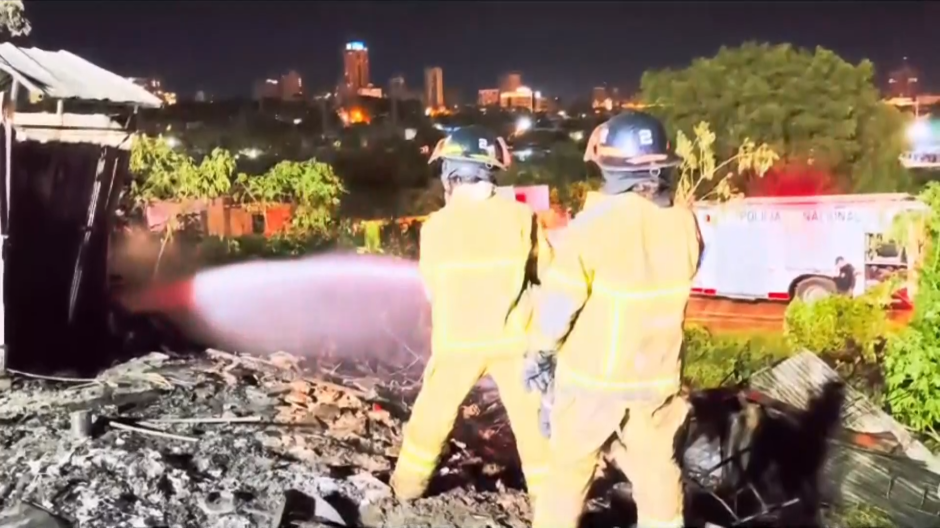 Bomberos luchando contra las llamas en Asunción (Uruguay)