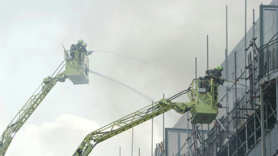 Bomberos combatiendo contra las llamas en Dagenham, al este de Londres