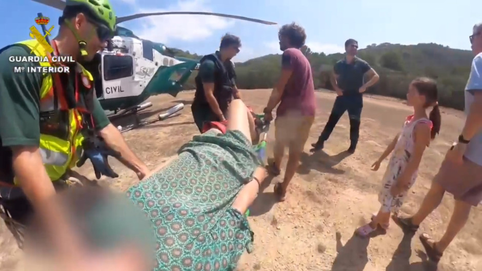 Guardia Civil socorriendo a una mujer en Cabrera