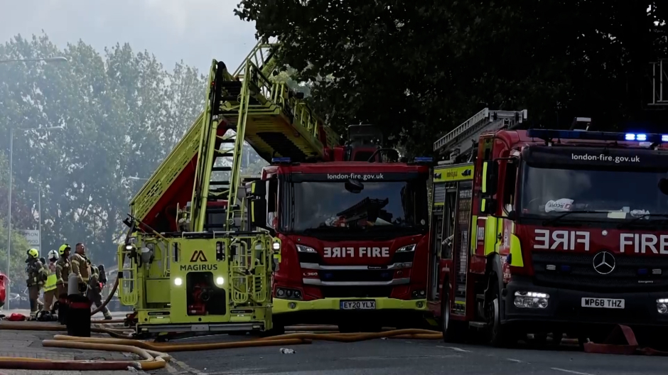 Los bomberos que atendieron esta madrugada un enorme incendio desatado en un edificio residencial y comercial en Londres