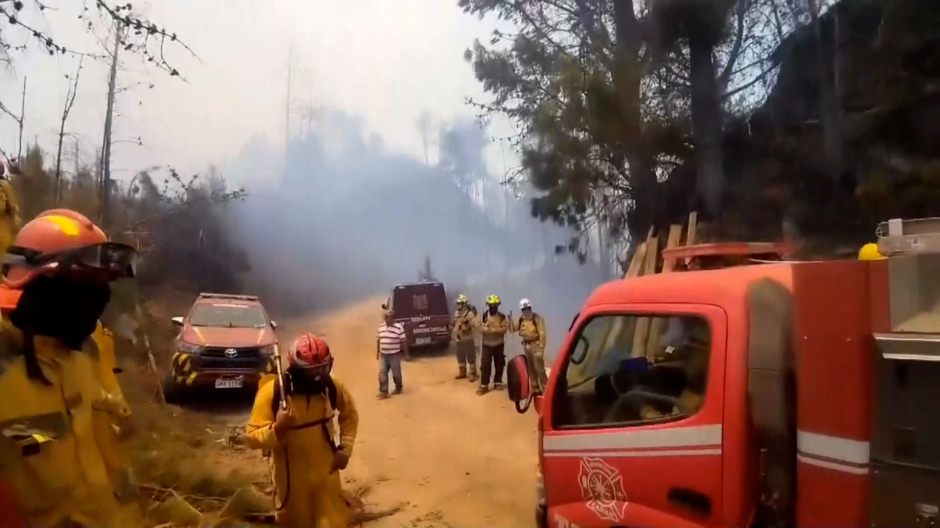 Los bomberos evitan el paso de las llamas en Ecuador