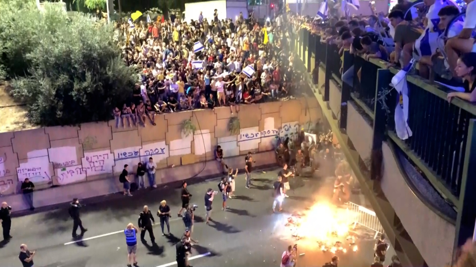 Miles de manifestantes salen a la calle para protestar contra la gestión de Netanyahu de la guerra contra Hamás en la Franja de Gaza