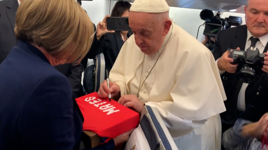 El Papa Francisco firmando la camiseta con el nombre de Mateo