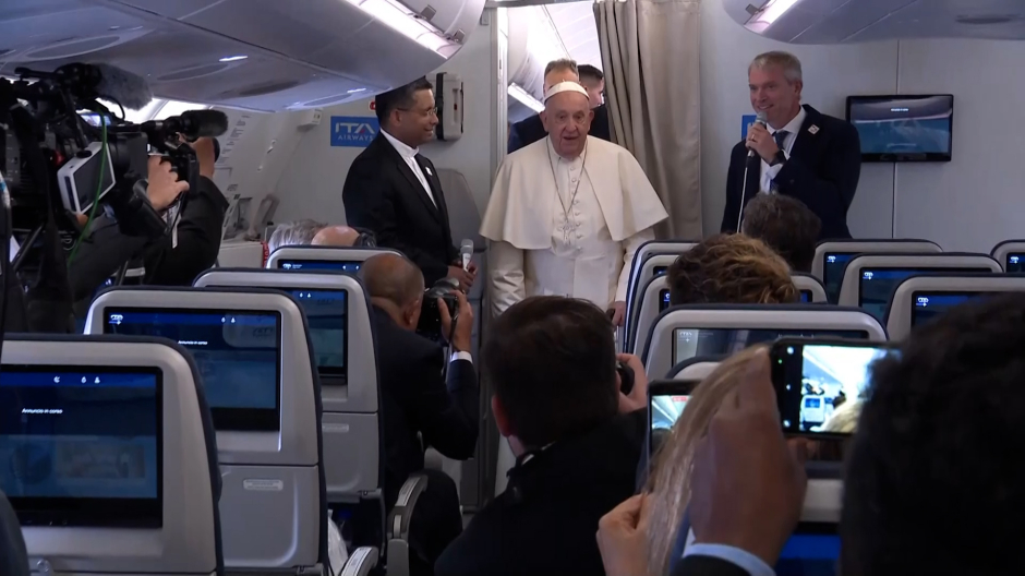 El papa Francisco saluda en el vuelo hacia Indonesia a los casi 80 periodistas que le acompañan