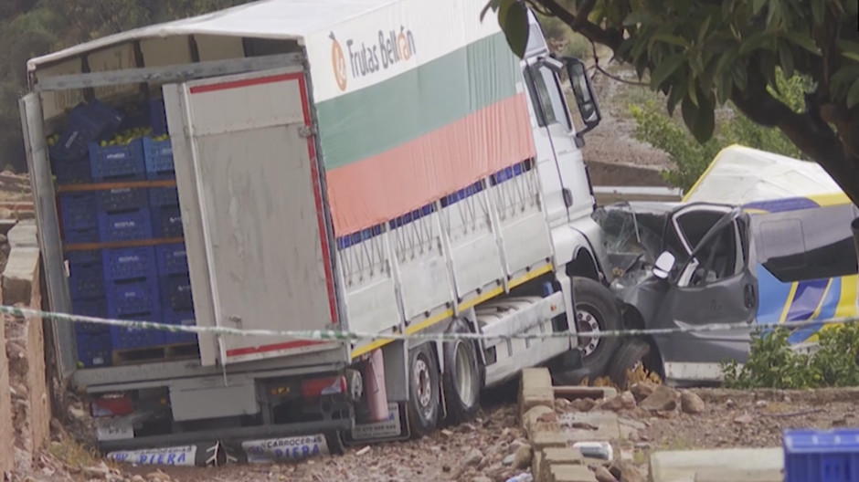 Tres muertos y cuatro heridos en Valencia en un accidente provocado por un camión con problemas en los frenos