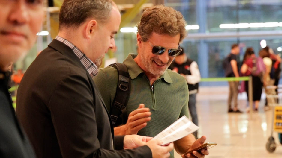 El actor, Rodolfo Sancho, en el aeropuerto