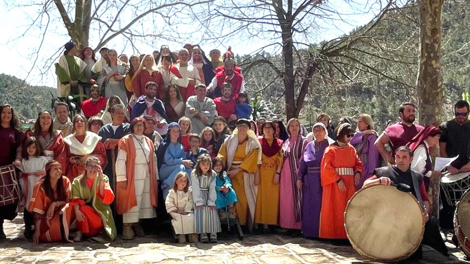 Los vecinos de Cabra de Mora (Teruel), durante la representación de la Pasión en Semana Santa