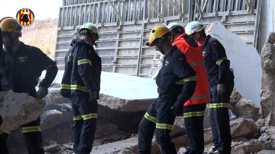 Labores de desescombro por los bomberos en el lugar del accidente