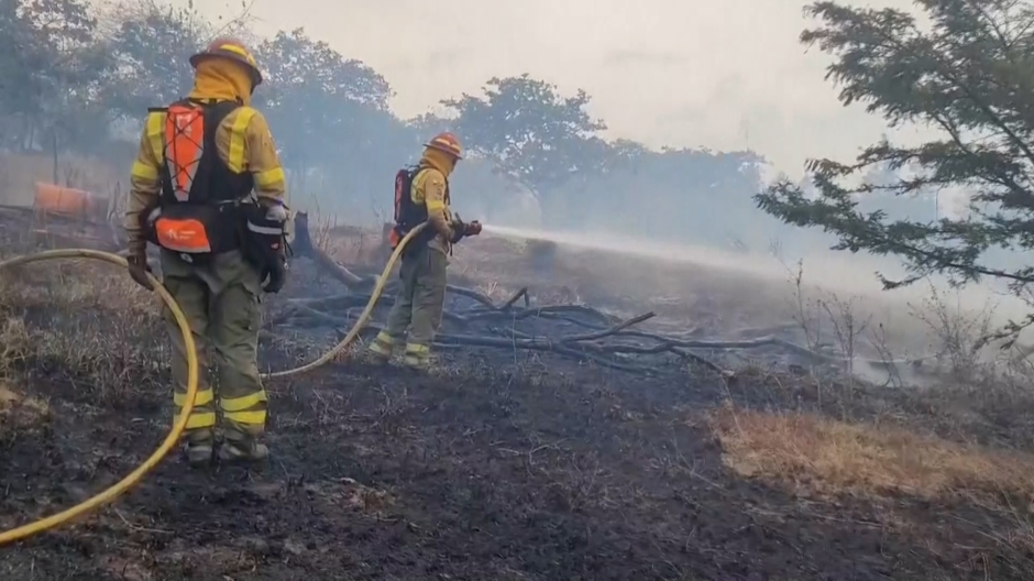 Bomberos intentan sofocar el fuego en Ecuador