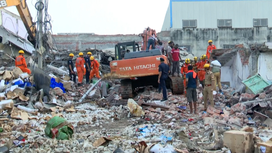 Imágenes de los escombros del edificio derrumbado en la India - EFE