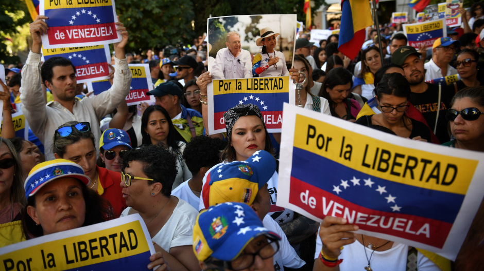 Decenas de personas durante una concentración frente al Congreso de los Diputados para reivindicar a Edmundo González presidente electo de Venezuela - Europa Press