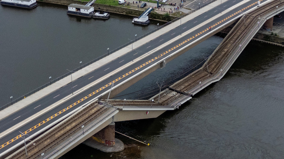 Vista aérea del puente Carola (Carolabruecke) parcialmente derrumbado en el centro de la ciudad de Dresde, Sajonia, este de Alemania