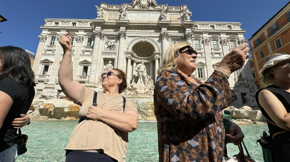 Turistas lanzan una moneda en la Fontana de Trevi