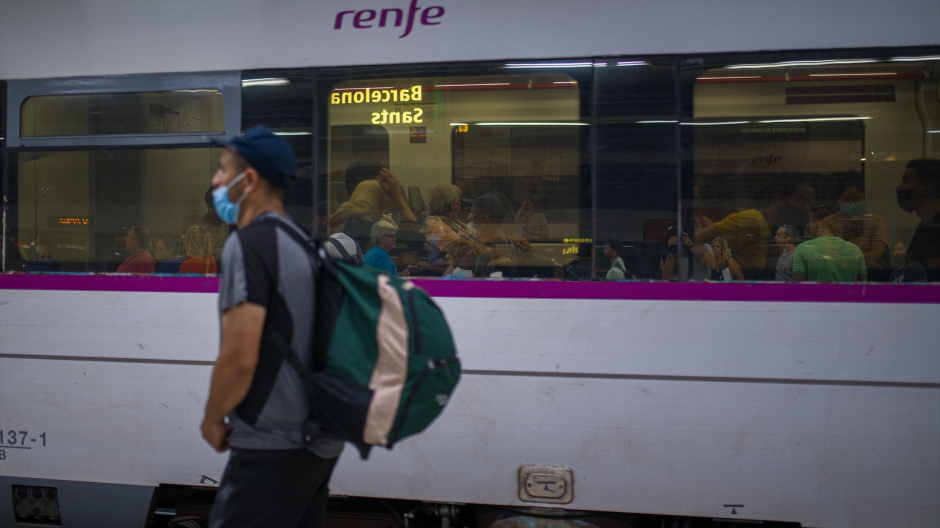 (Foto de ARCHIVO)
Viajeros en el interior de un tren en uno de los andenes de la estación de Sants, a 9 de septiembre de 2022, en Barcelona, Catalunya (España). Los técnicos de Adif han resuelto la avería que desde primera hora de hoy impedía la circulación de todos trenes de Rodalies y Larga Distancia en vía convencional en Catalunya, que ya se ha retomado. Fuentes de Renfe han informado que el servicio de trenes será "irregular durante las próximas horas". La incidencia en el sistema de telecomunicaciones del centro de control del tráfico en Barcelona ha afectado a la circulación de todos los trenes, salvo a los de Alta Velocidad.

Lorena Sopêna / Europa Press
09 SEPTIEMBRE 2022;AVE;CATALUNYA;AVERIA;BARCELONA;TRENES
09/9/2022