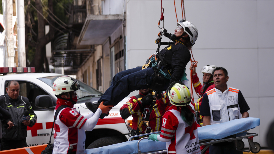 Equipos de rescate simulan un sismo en México