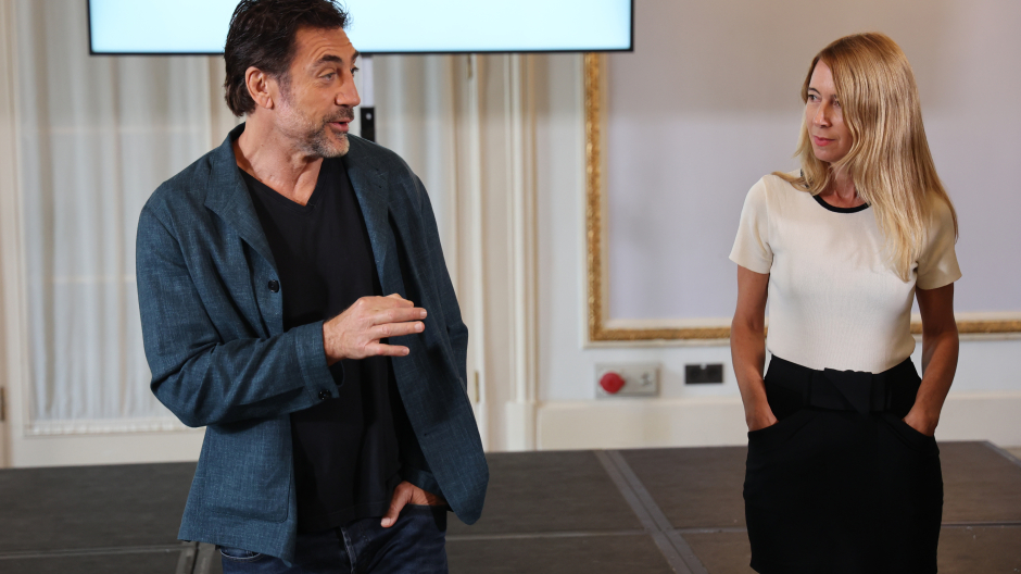 Javier Bardem y Betty Bigas durante la presentación de la 'Edición especial Bigas Luna' de jamón de bellota