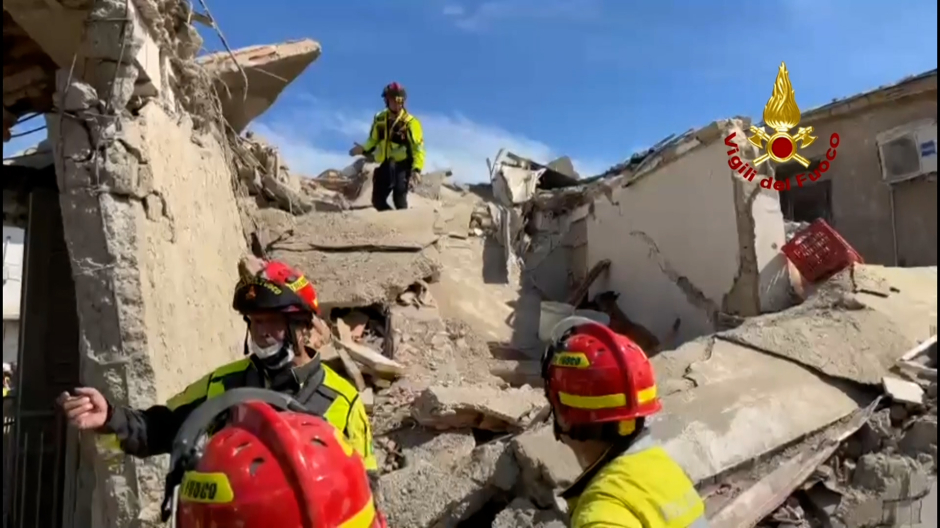 Equipos de rescate en la localidad de Saviano, en la provincia de Nápoles