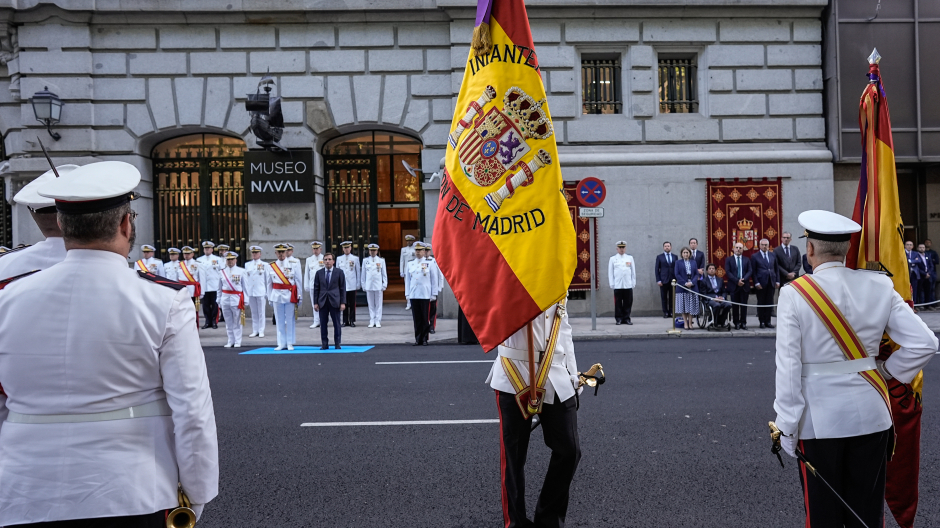 Entrega de una nueva bandera nacional a la Agrupación de Infantería de Marina de Madrid