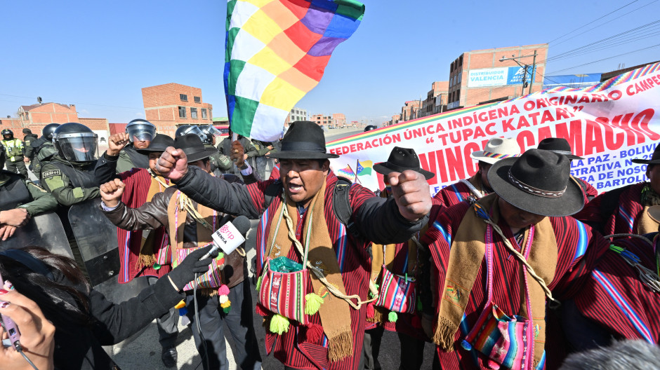 Partidarios del expresidente boliviano Evo Morales bloquean una carretera durante una protesta en Huarina, Bolivia