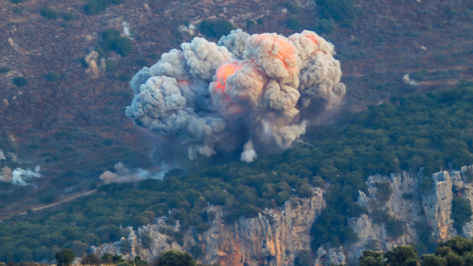 Columnas de humo se elevan desde el lugar de un ataque aéreo israelí en Marjayoun, cerca de la frontera entre Líbano e Israel