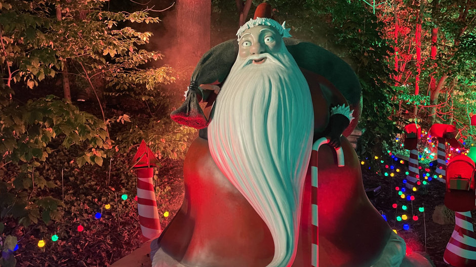 Figura de Papá Noel en el Jardín Botánico del Bronx, en Nueva York