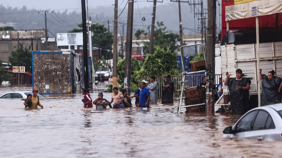 Ciudadanos de Acapulco afectados por el huracán John