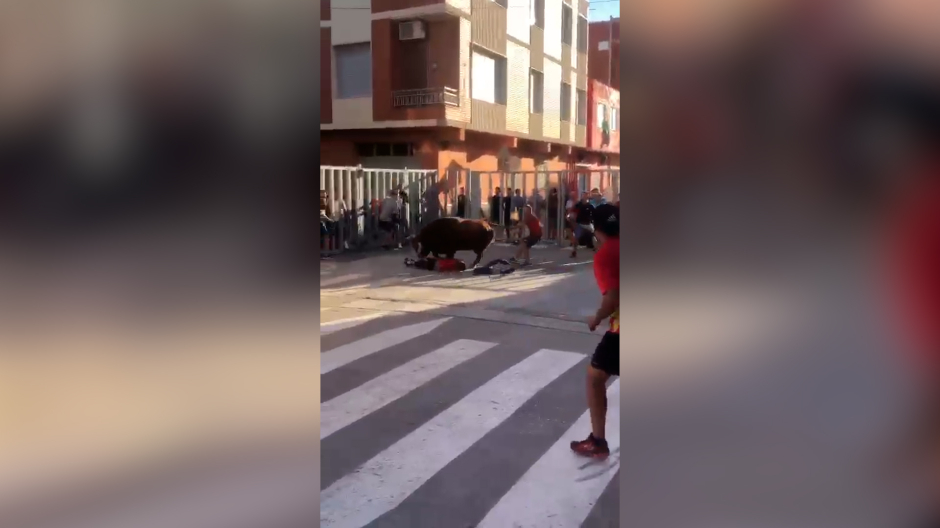 Fotograma del momento en que el hombre es embestido por el animal