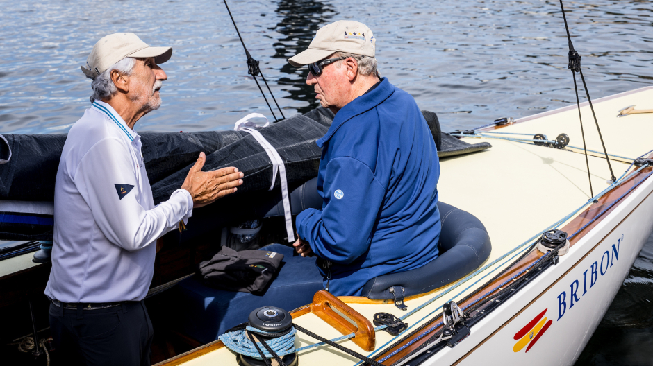 Don Juan Carlos en la regata de Sangenjo