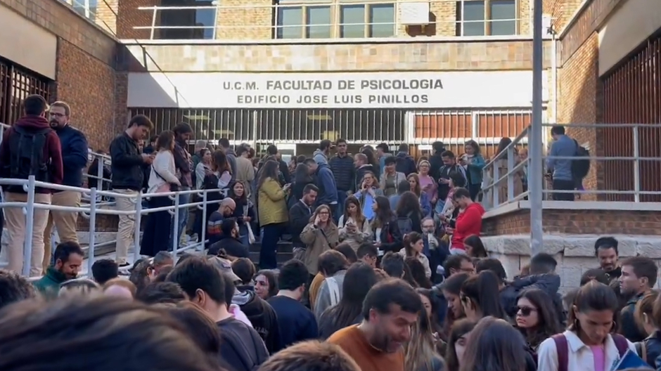 Miles de estudiantes se quedan sin examinarse a las puertas de la Complutense