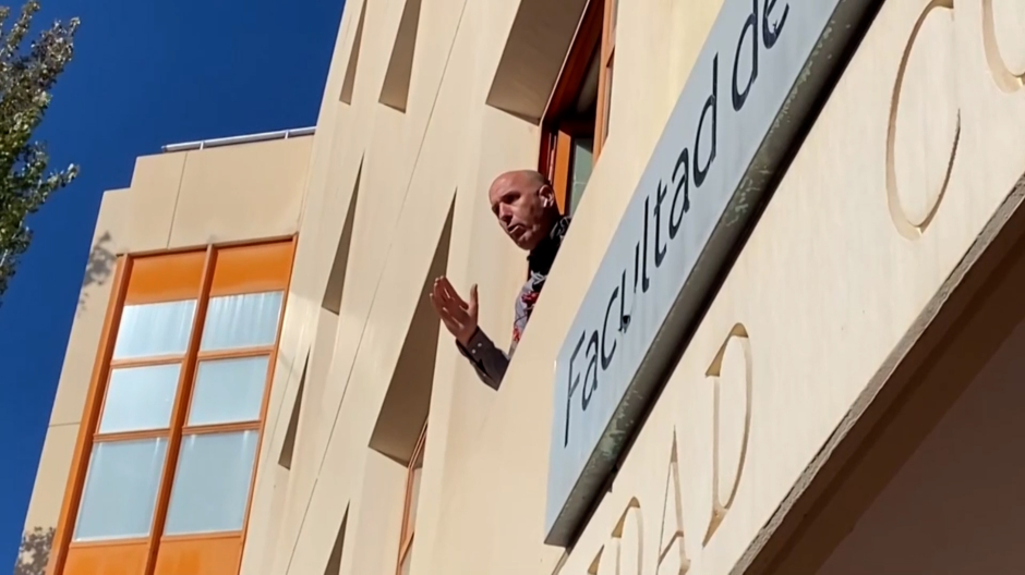 Anuncian desde una ventana el aplazamiento de las oposiciones a RTVE